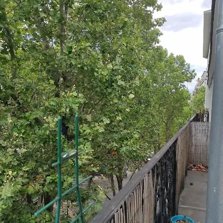 Apartment 32 M With Balcony Near Belleville *